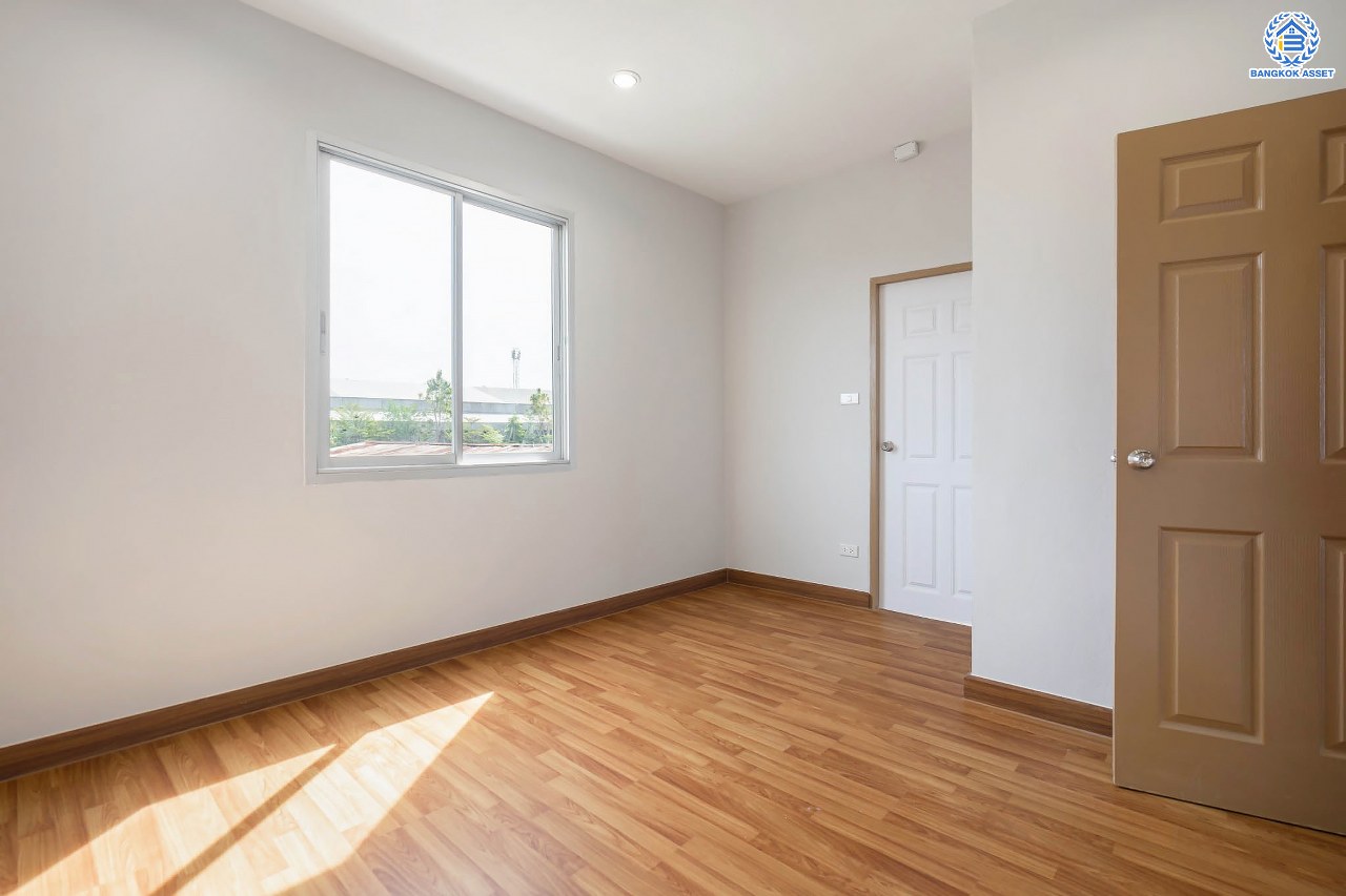 บ้านมือสองตกแต่งใหม่ โครงการ มณฑล4 บางใหญ่ เนื้อที่ 28.4 ตร.ว. ฟังก์ชัน 3 ห้องนอน 2 ห้องน้ำ จอดรถได้ 2 คัน รองรับทุกกิจกรรม บนทำเลเชื่อมต่อหลายเส้นทาง อาทิ ถนนแก้วอินทร์, ถนนกาญจนาภิเษก, ถนนรัตนาธิเบศร์ ใกล้รถไฟฟ้าสายสีม่วง "สถานีตลาดบางใหญ่" และจุดขึ้นทางด่วน "กาญจนาภิเษก"